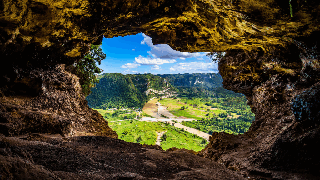 Cueva Ventana en Puerto Rico con vista panorámica, símbolo de mi historia como enfermera puertorriqueña que se mudó a Nueva York. 
